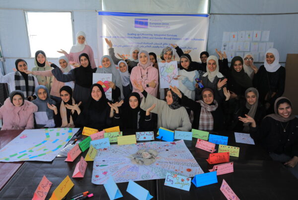 جلسة دعم نفسي واجتماعي لفتيات داخل مساحة آمنة في غزة ضمن مبادرة دوائر آمنة